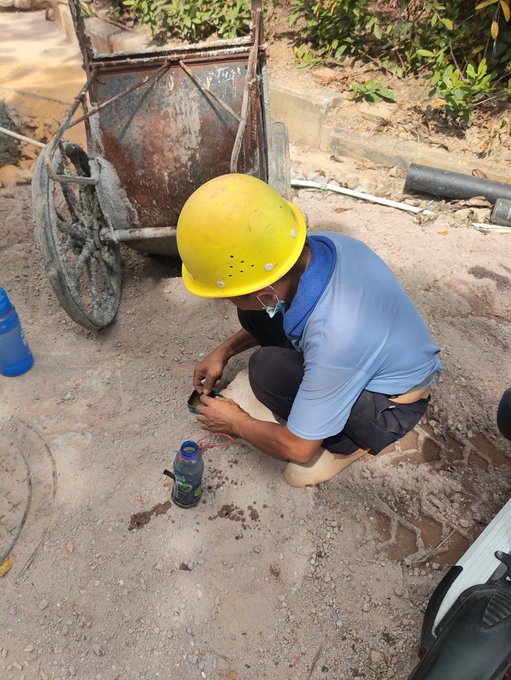 It used to be common for Guangdong men to smoke tobacco with water pipes, much less so now. Construction