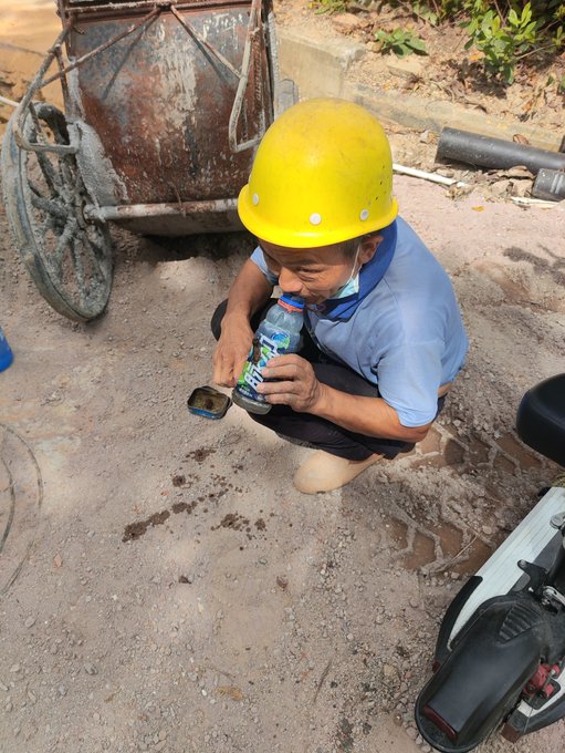 It used to be common for Guangdong men to smoke tobacco with water pipes, much less so now. Construction