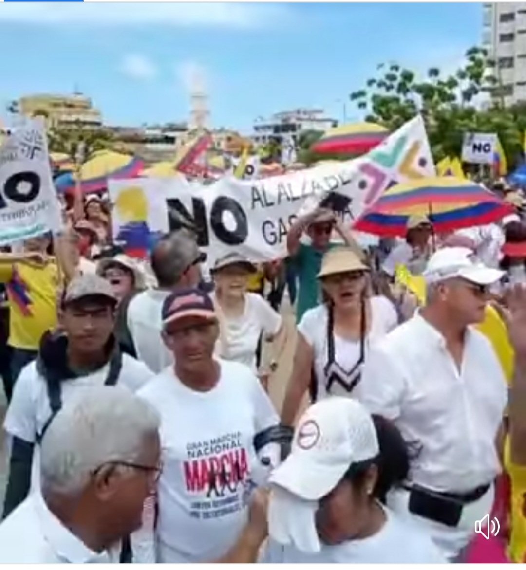 julya140912's tweet photo. @MAndreaNieto Están asustados!
#TodosALaCalle fue un éxito y el comienzo. https://t.co/fc7Ddti0gA