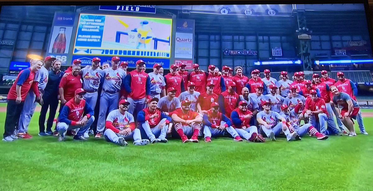 @Cardinals Team picture. On THEIR FIELD! Love it!!! #Pujols700 #STLCards