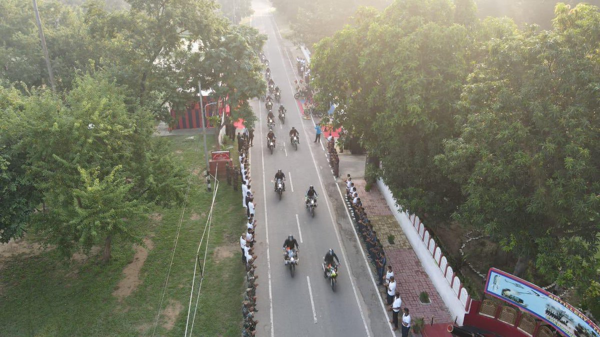 pro_defence's tweet photo. #VajraCorps #DefendersofPunjab #VajraPantherDivisionBikers displaying true grit &amp; resoluteness revved from #Amritsar to #DeraBabaNanak on the occasion of #196thGunnersDay interacting enroute with Gunners and veterans rejuvenating the bond and camaraderie.
#adgpi #SpokespersonMOD https://t.co/SpbJ75Mu9d