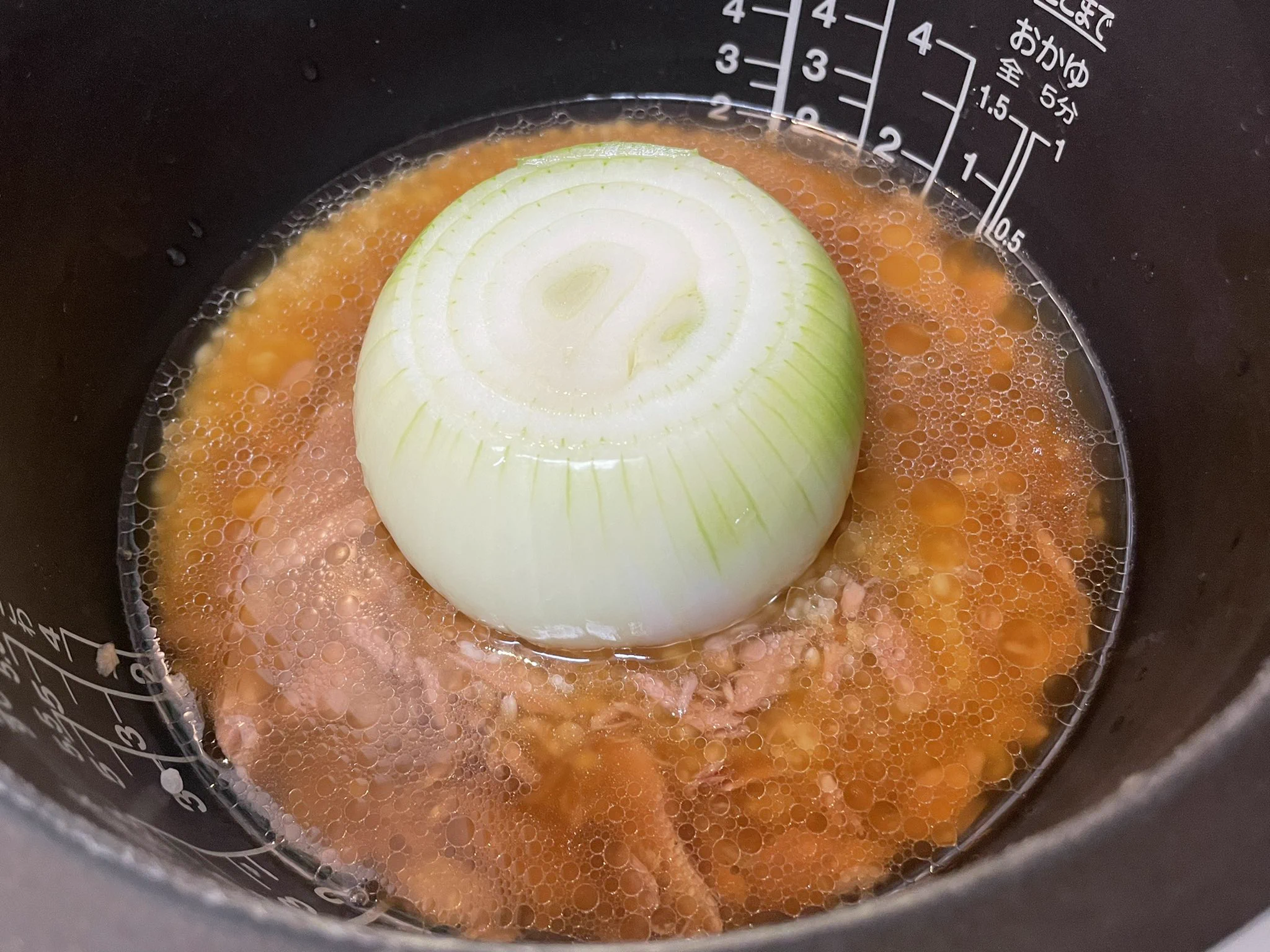 こんにちは😃
#しかない料理のイガゴー さんの
玉葱入りご飯
2合
水340ml 30分つける
シーチキン　1缶
醤油　大さじ2
みりん　大さじ2
玉葱1個
でやってみました。
味は少し薄味でしたね、醤油みりんもう少し多く入れてもよいかも？
玉葱も柔らかくなっていて簡単に
砕けましたよ！
＃夕飯　＃料理  