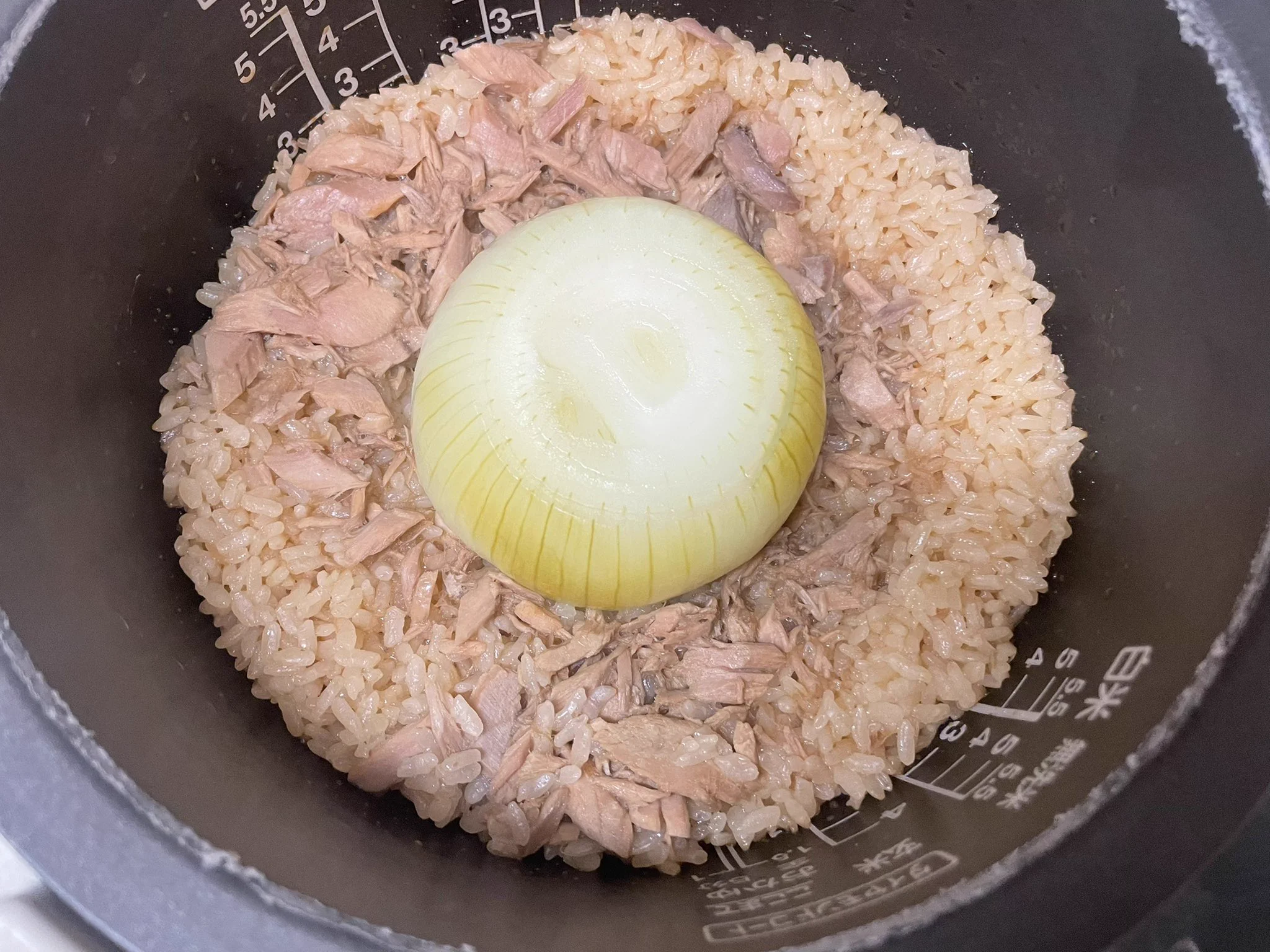 こんにちは😃
#しかない料理のイガゴー さんの
玉葱入りご飯
2合
水340ml 30分つける
シーチキン　1缶
醤油　大さじ2
みりん　大さじ2
玉葱1個
でやってみました。
味は少し薄味でしたね、醤油みりんもう少し多く入れてもよいかも？
玉葱も柔らかくなっていて簡単に
砕けましたよ！
＃夕飯　＃料理  