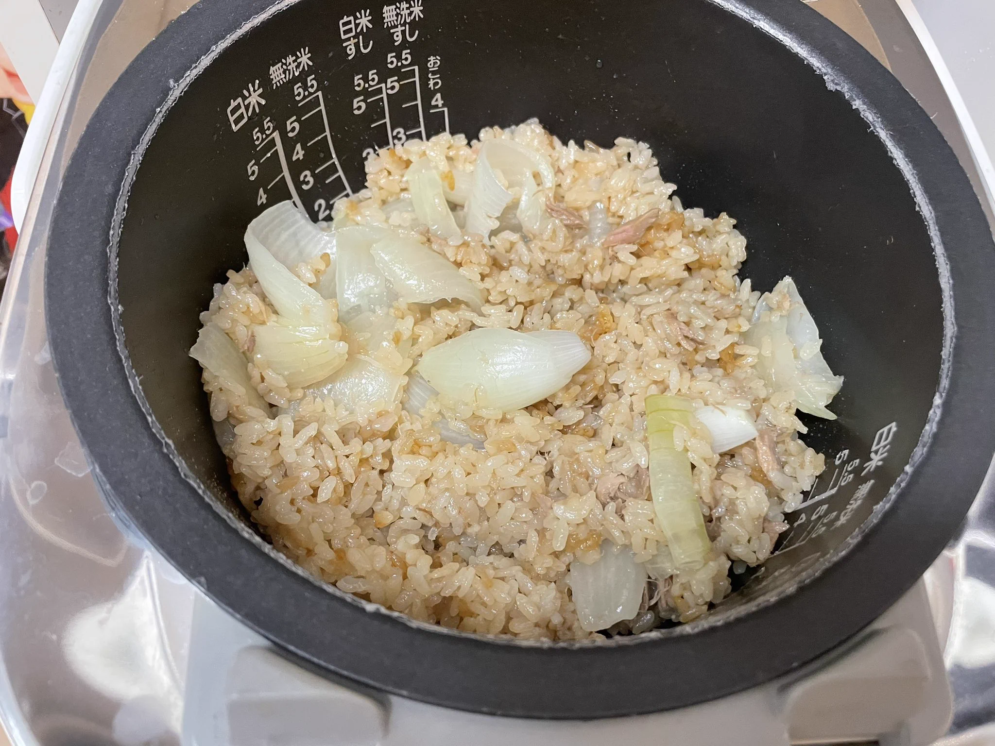 こんにちは😃
#しかない料理のイガゴー さんの
玉葱入りご飯
2合
水340ml 30分つける
シーチキン　1缶
醤油　大さじ2
みりん　大さじ2
玉葱1個
でやってみました。
味は少し薄味でしたね、醤油みりんもう少し多く入れてもよいかも？
玉葱も柔らかくなっていて簡単に
砕けましたよ！
＃夕飯　＃料理  