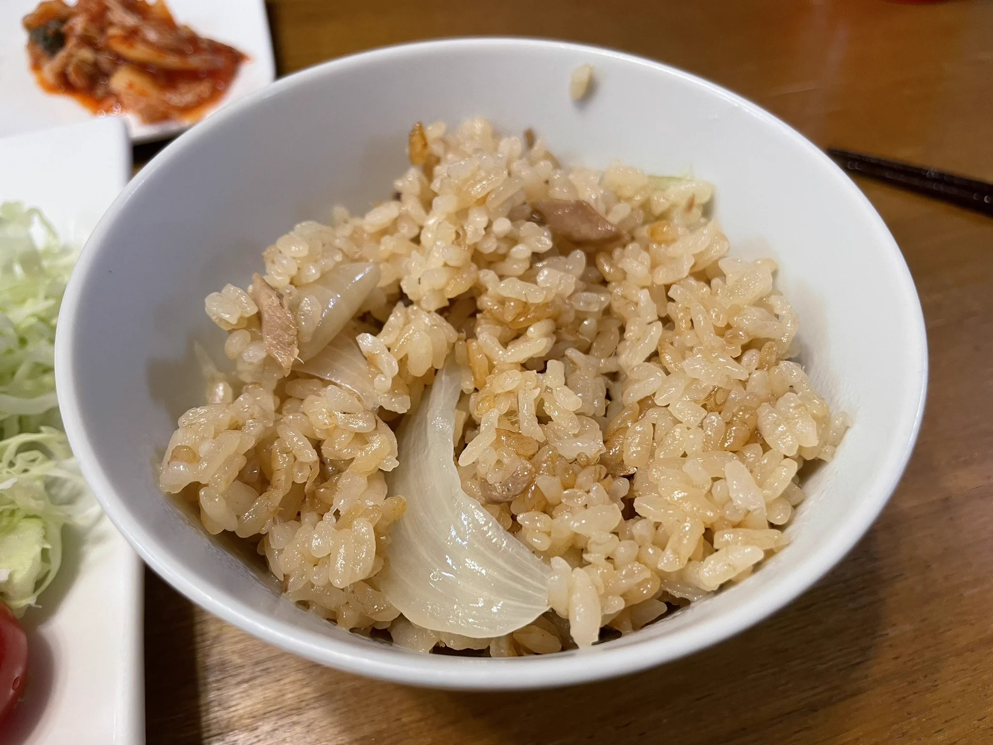 こんにちは😃
#しかない料理のイガゴー さんの
玉葱入りご飯
2合
水340ml 30分つける
シーチキン　1缶
醤油　大さじ2
みりん　大さじ2
玉葱1個
でやってみました。
味は少し薄味でしたね、醤油みりんもう少し多く入れてもよいかも？
玉葱も柔らかくなっていて簡単に
砕けましたよ！
＃夕飯　＃料理  