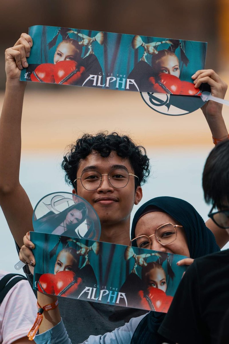 ChaeraWorld's tweet photo. Just randomly sharing some @GoodVibesFest official photos of attendees with our banners n fans. Thank you so much ❤ https://t.co/loJISPDfVv