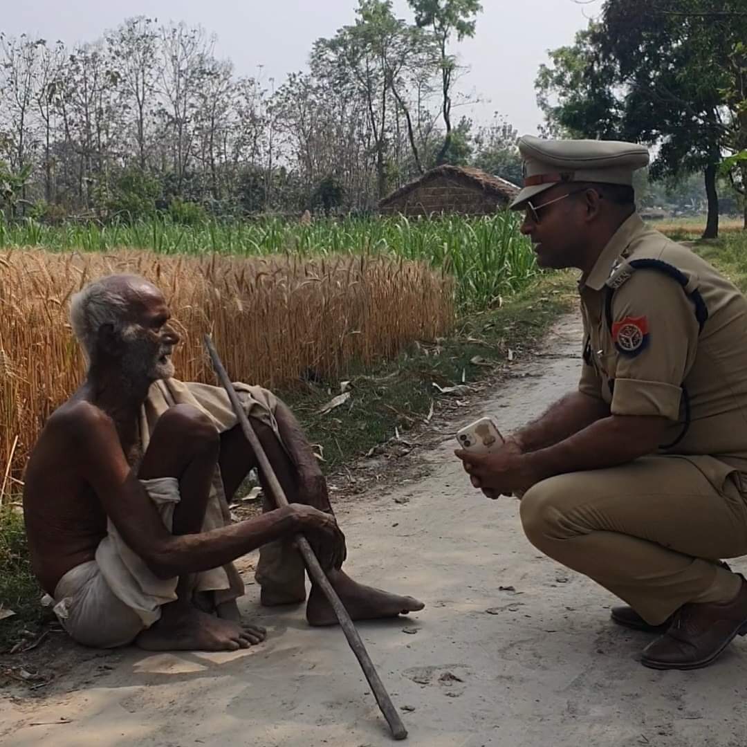 जब कोई अधिकारी गरीब बुजर्ग के पास घुटनो पर बैठ जाए तो समझ लो उस अधिकारी के पास आप जब भी जाओगे निराश वापस नहीं लोटोगे @SurajKrBauddh @jselvakumari @sindhujugal @aligarhpolice @DalitTime @Dr_Uditraj @iChiragPaswan @kpmaurya1 @RamdasAthawale @INCIndia @SilelanSingh @SangamValmikin