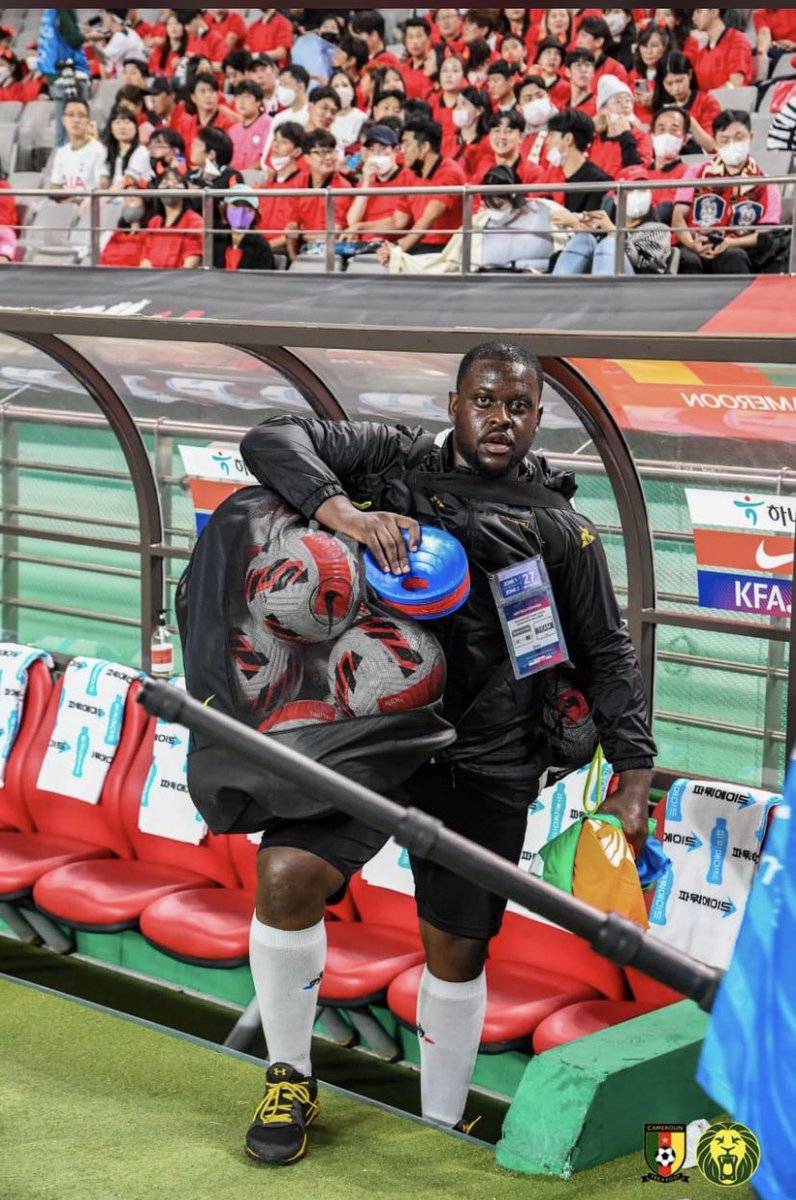 Kosi_foottalk's tweet image. Service to Country especially in the lions den feels different.

Duty conscious kit manager of the indomitable lions Eko Pearl on duty ste the Seoul World Cup stadium .

#kitmanager #fecafoot #cameroon #football #limbe