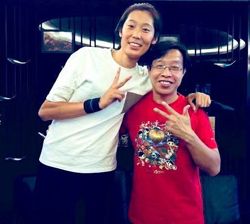 zhuting_fanclub's tweet photo. Fresh Ting , Coach Jenny and their old journalist friend 😇
(via weibo 我要有耐心)
#zhuting #volleyball #langping #friends #memory https://t.co/1MhiqOHE4h