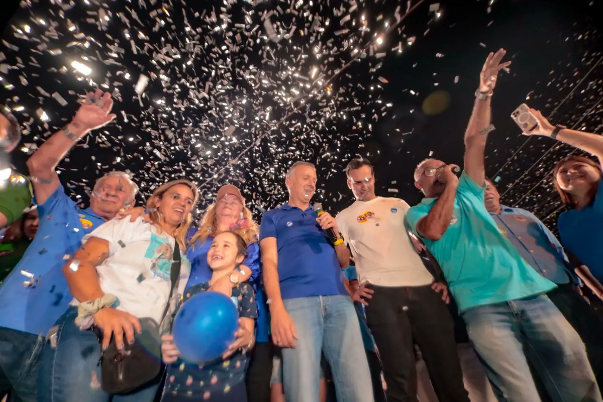 depaguinaldo11's tweet photo. Cajazeiras viu as ruas ocupadas por um festejo lindo de muita gente guerreira! Carregado por centenas de pessoas estava o estandarte do #trabalhopravaler, puxando a multidão de famílias paraibanas! https://t.co/lKnLGPx5Fw