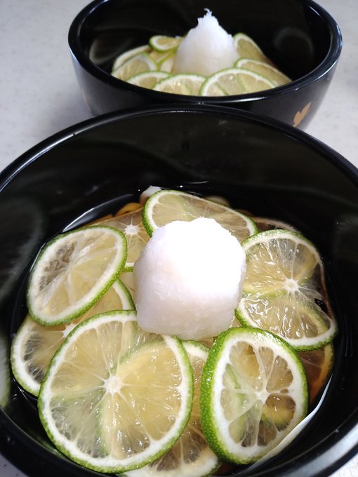 完成〜。ところで、すだち饂飩のすだちって食べないんだよね? 