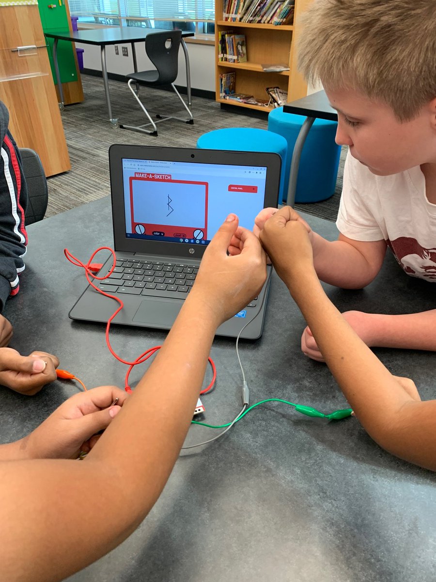 FittsLibrary's tweet image. Fourth grade has been busy these last two weeks applying their knowledge and skills about closed circuits using @makeymakey to create various shapes on a digital etch a sketch. @RiddleElem #FutureReady #FISDMadeToShine @FISD_Libraries