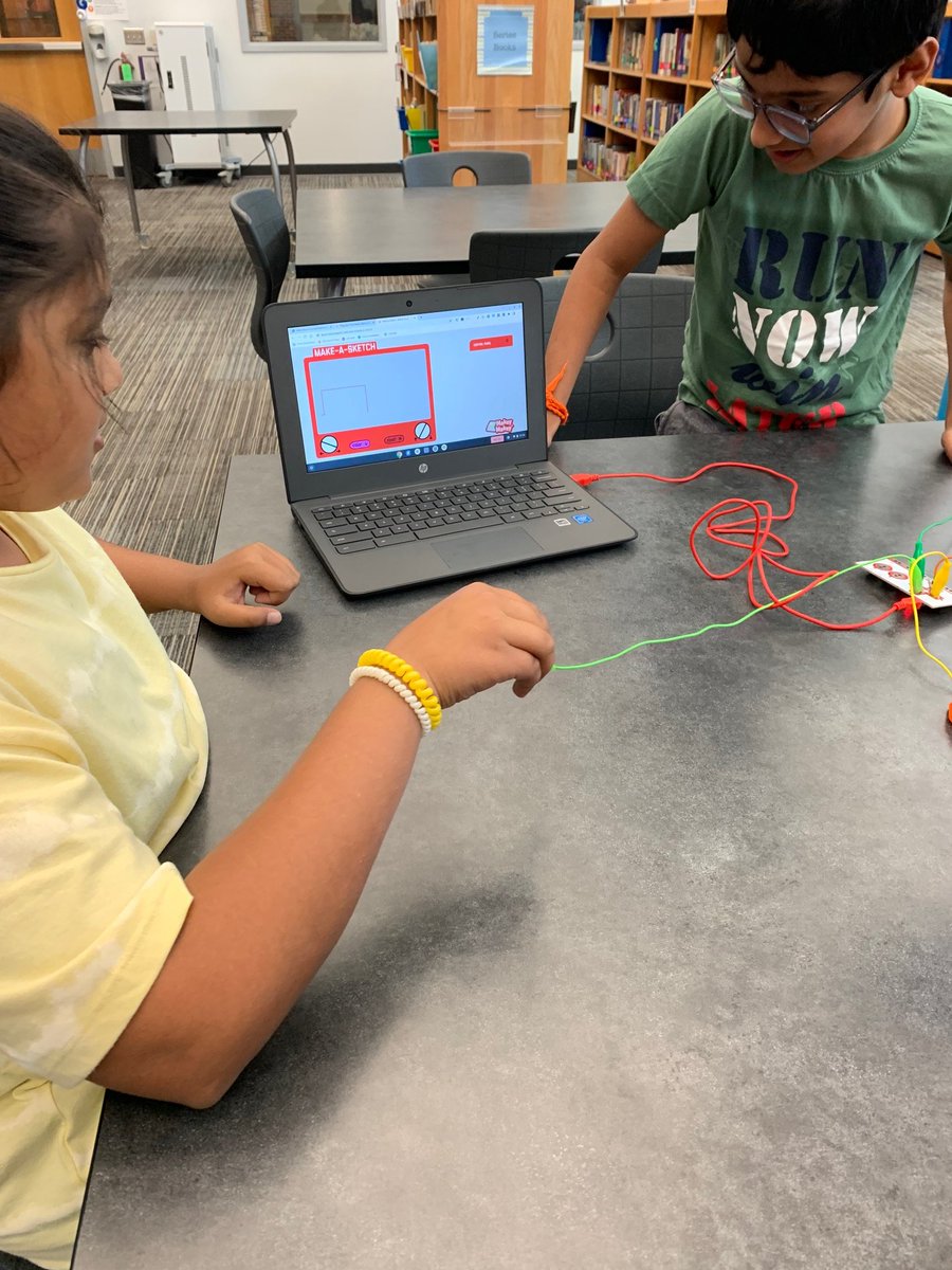 FittsLibrary's tweet image. Fourth grade has been busy these last two weeks applying their knowledge and skills about closed circuits using @makeymakey to create various shapes on a digital etch a sketch. @RiddleElem #FutureReady #FISDMadeToShine @FISD_Libraries