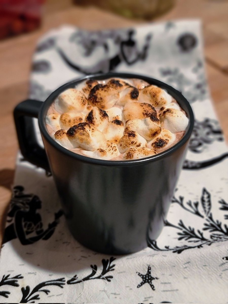 First torched hot cocoa of the season! Definitely not the last. Cheers ❤️☕😋❤️
#hotchocolate #deliciousness