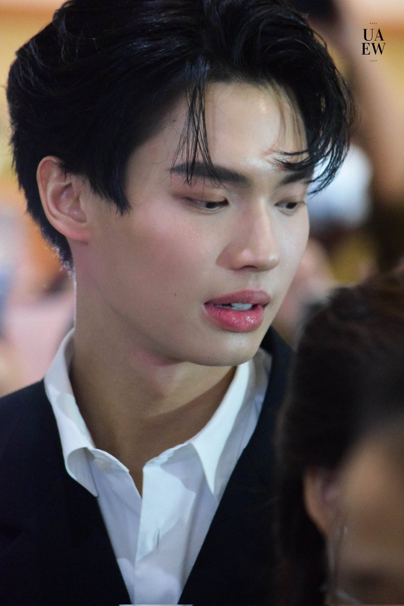 maswettiemtw's tweet photo. ผิวอิ่มน้ำอย่างคนสุขภาพดี ริมฝีปากอวบอิ่มสีชมพูระเรื่อ คิ้วเข้ม จมูกโด่งเป็นสัน ปลายจมูกกลมมนน่าแตะ เหมือนเป็นประติมากรรมที่พระเจ้าบรรจงปั้นสร้างอะ ทุกส่วนบนใบหน้ารับเข้ากันดีไปหมด อวยแค่ไหนก็ไม่เท่าความหล่อที่เขามี มันเป็นให้ผมหลง ;-; https://t.co/uPjfdBstXn