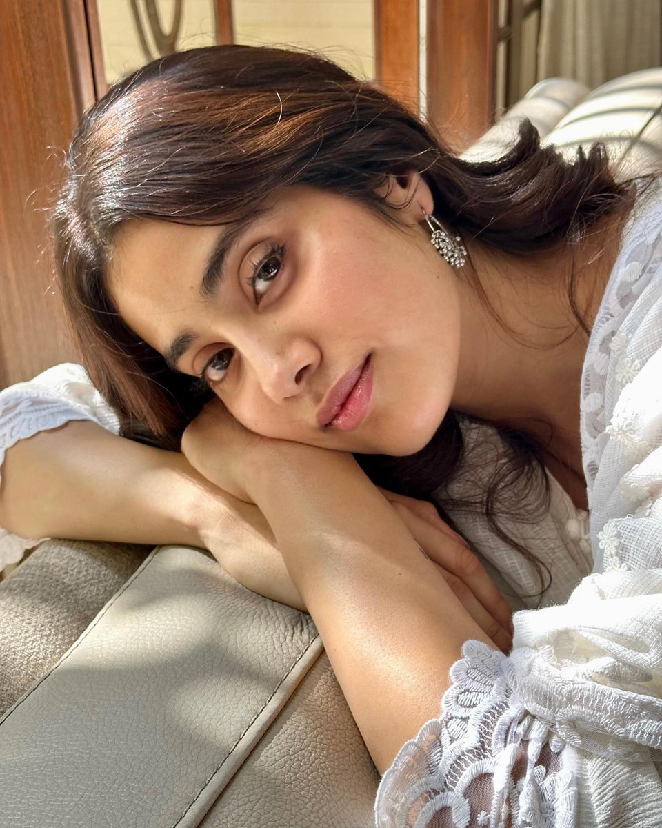 igtamil's tweet photo. Cute JanhviKapoor 😍

#JanhviKapoor #TamilCinema #Indiaglitz 

For more images at https://t.co/hmoZcBJMRb https://t.co/W7xuIlZ25R