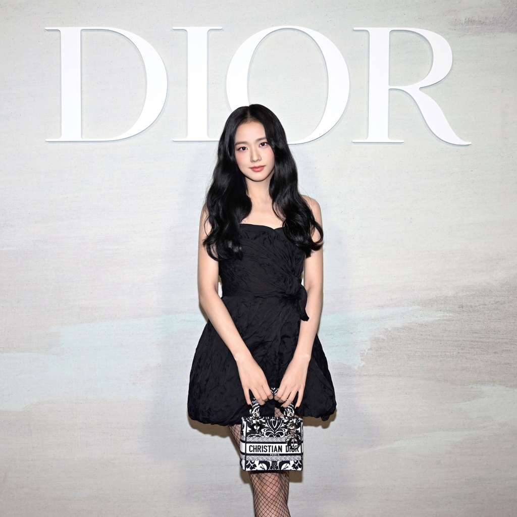 JISOO, Dior global ambassador for fashion and beauty, led the volley of #StarsinDior at yesterday's #DiorSS23 by Maria Grazia Chiuri show on.dior.com/ss2023, wearing a sensational Dior Cruise 2023 look.
#PFW