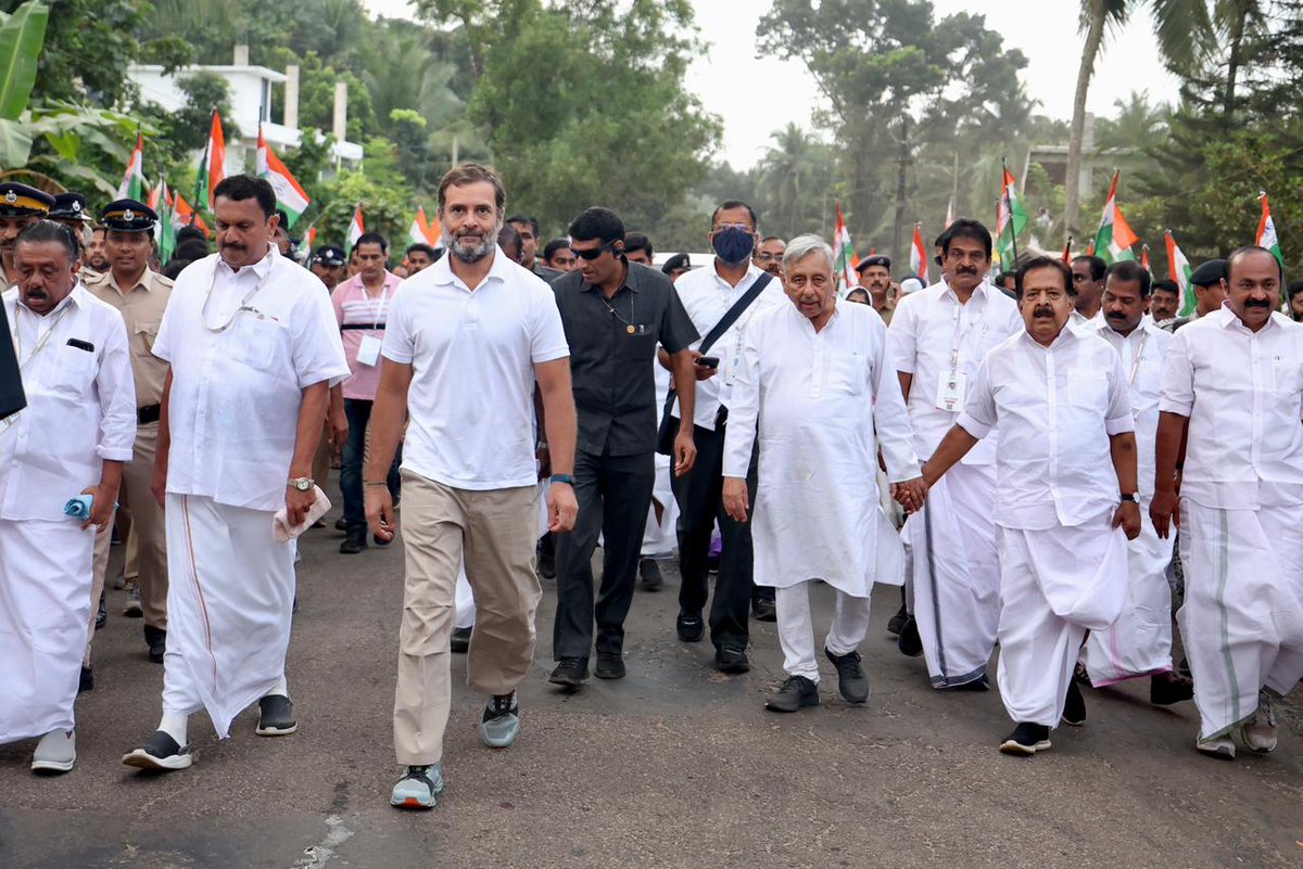 ShivaSenaIYC's tweet photo. People of Wayanad welcoming their MP and hope of India.

Their love for Shri @RahulGandhi has ignited a sense of trust &amp; unity.

#BharatJodoYatra 🇮🇳 https://t.co/4TKkpLajXF