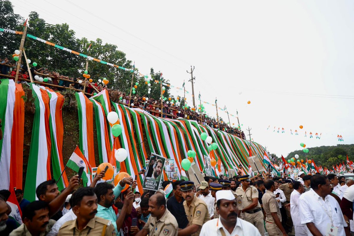 ShivaSenaIYC's tweet photo. People of Wayanad welcoming their MP and hope of India.

Their love for Shri @RahulGandhi has ignited a sense of trust &amp; unity.

#BharatJodoYatra 🇮🇳 https://t.co/4TKkpLajXF