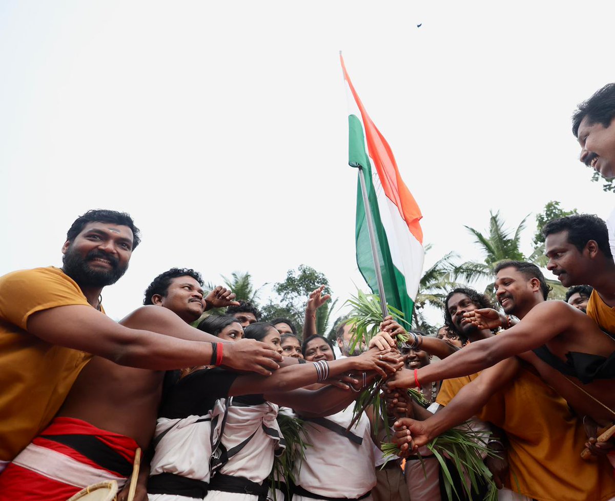 ShivaSenaIYC's tweet photo. People of Wayanad welcoming their MP and hope of India.

Their love for Shri @RahulGandhi has ignited a sense of trust &amp; unity.

#BharatJodoYatra 🇮🇳 https://t.co/4TKkpLajXF