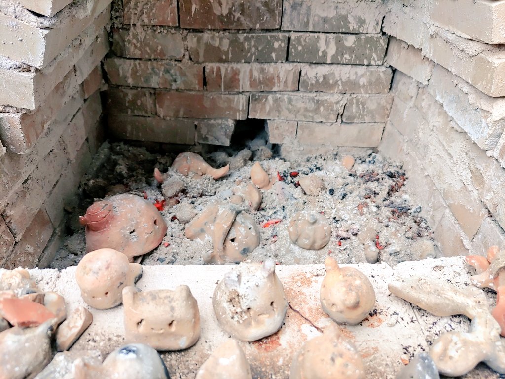 「焼成終了。さましながら、発掘作業中です。#粘土 #焼き物 #焼成 」|立花わたるのイラスト