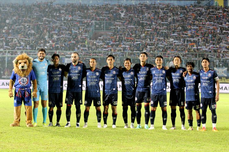 ftblindonesia's tweet photo. The international break is over, and the long awaited week is here.

𝘑𝘢𝘵𝘪𝘮 𝘋𝘦𝘳𝘣𝘺: Arema vs Persebaya (01/10)

𝘓𝘢𝘨𝘢 𝘒𝘭𝘢𝘴𝘪𝘬: Persib vs Persija (02/10)

The two most anticipated matches of Indonesian football in one week. Be prepared.
#Liga1 https://t.co/A7mafLHj4t