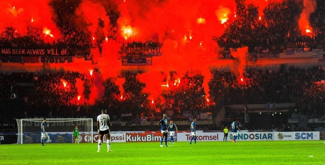ftblindonesia's tweet photo. The international break is over, and the long awaited week is here.

𝘑𝘢𝘵𝘪𝘮 𝘋𝘦𝘳𝘣𝘺: Arema vs Persebaya (01/10)

𝘓𝘢𝘨𝘢 𝘒𝘭𝘢𝘴𝘪𝘬: Persib vs Persija (02/10)

The two most anticipated matches of Indonesian football in one week. Be prepared.
#Liga1 https://t.co/A7mafLHj4t
