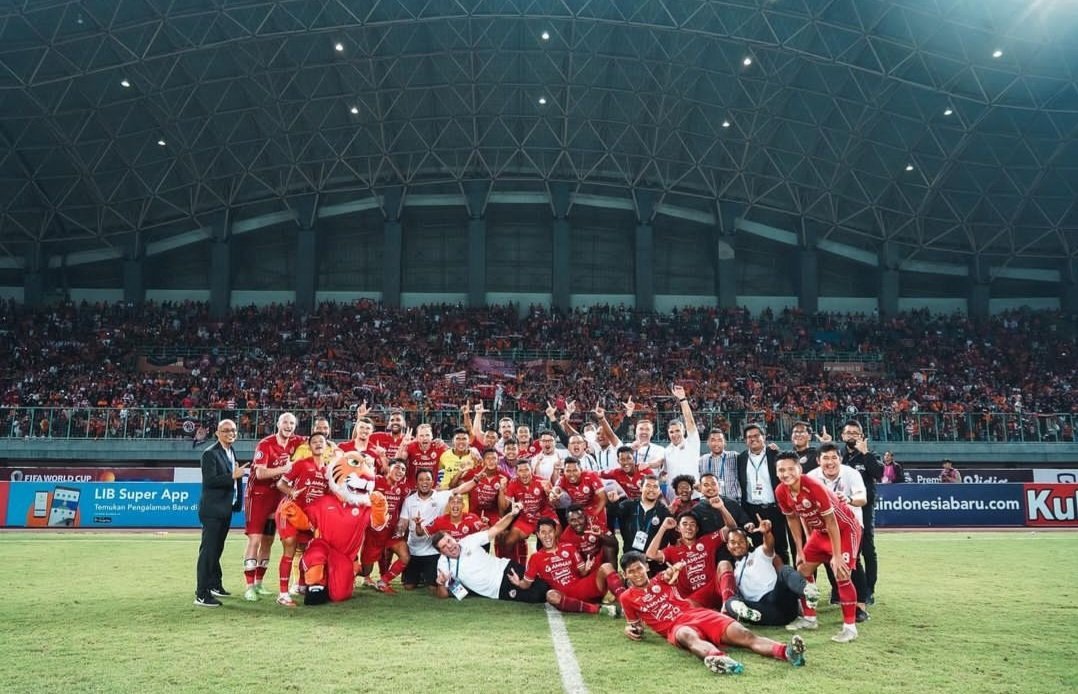 ftblindonesia's tweet photo. The international break is over, and the long awaited week is here.

𝘑𝘢𝘵𝘪𝘮 𝘋𝘦𝘳𝘣𝘺: Arema vs Persebaya (01/10)

𝘓𝘢𝘨𝘢 𝘒𝘭𝘢𝘴𝘪𝘬: Persib vs Persija (02/10)

The two most anticipated matches of Indonesian football in one week. Be prepared.
#Liga1 https://t.co/A7mafLHj4t