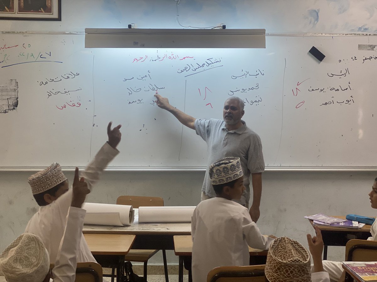Khalid__School's tweet photo. نفذ أخصائي الأنشطة المدرسية أول حصة ريادة لتشكيل مجالس الفصول وتهيئة البيئة الصفية وتوعية الطلبة بأهمية النظافة الشخصية وحثهم على الالتزام بقوانين المدرسة
كل الشكر والتقدير لرواد الفصول بالمدرسة على تعاونهم لتحقيق الأهداف المنشودة من الحصة
#تعليمية_الداخلية 
#مدارسنا_مستقبل_واعد https://t.co/UH7TrmB0Yc
