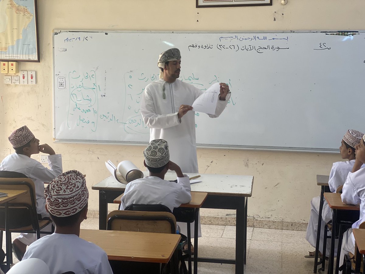 Khalid__School's tweet photo. نفذ أخصائي الأنشطة المدرسية أول حصة ريادة لتشكيل مجالس الفصول وتهيئة البيئة الصفية وتوعية الطلبة بأهمية النظافة الشخصية وحثهم على الالتزام بقوانين المدرسة
كل الشكر والتقدير لرواد الفصول بالمدرسة على تعاونهم لتحقيق الأهداف المنشودة من الحصة
#تعليمية_الداخلية 
#مدارسنا_مستقبل_واعد https://t.co/UH7TrmB0Yc