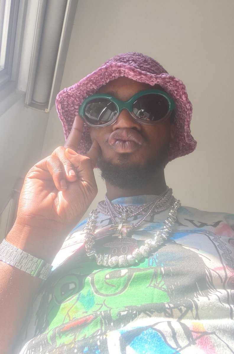 heshski's tweet photo. I get fly as fuck to sleep all day.
✌️🥰✌️
#newswagger . https://t.co/wFydu0GePG