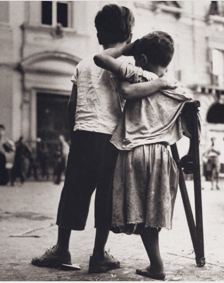 أنت الصــــــــــديقُ المُختَلِف
الناسُ ناسٌ إنّما أنت الكَتِف 🌷