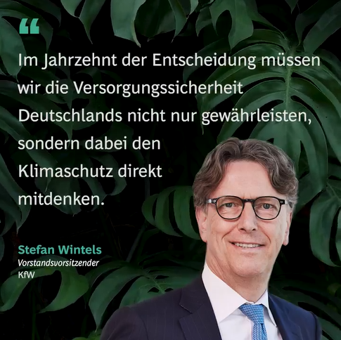 KfW's tweet photo. Die #Energiesicherheit und die Sicherstellung der Wettbewerbsfähigkeit sind neben dem Klimaschutz die zentralen Herausforderungen unserer Zeit. 💪
KfW-CEO #StefanWintels hat Lösungsansätze auf der #KlimaKon22 von @derspiegel und @BCG_Germany diskutiert. 🗨
#GroupUpForClimate https://t.co/1Vk3CBQmZo