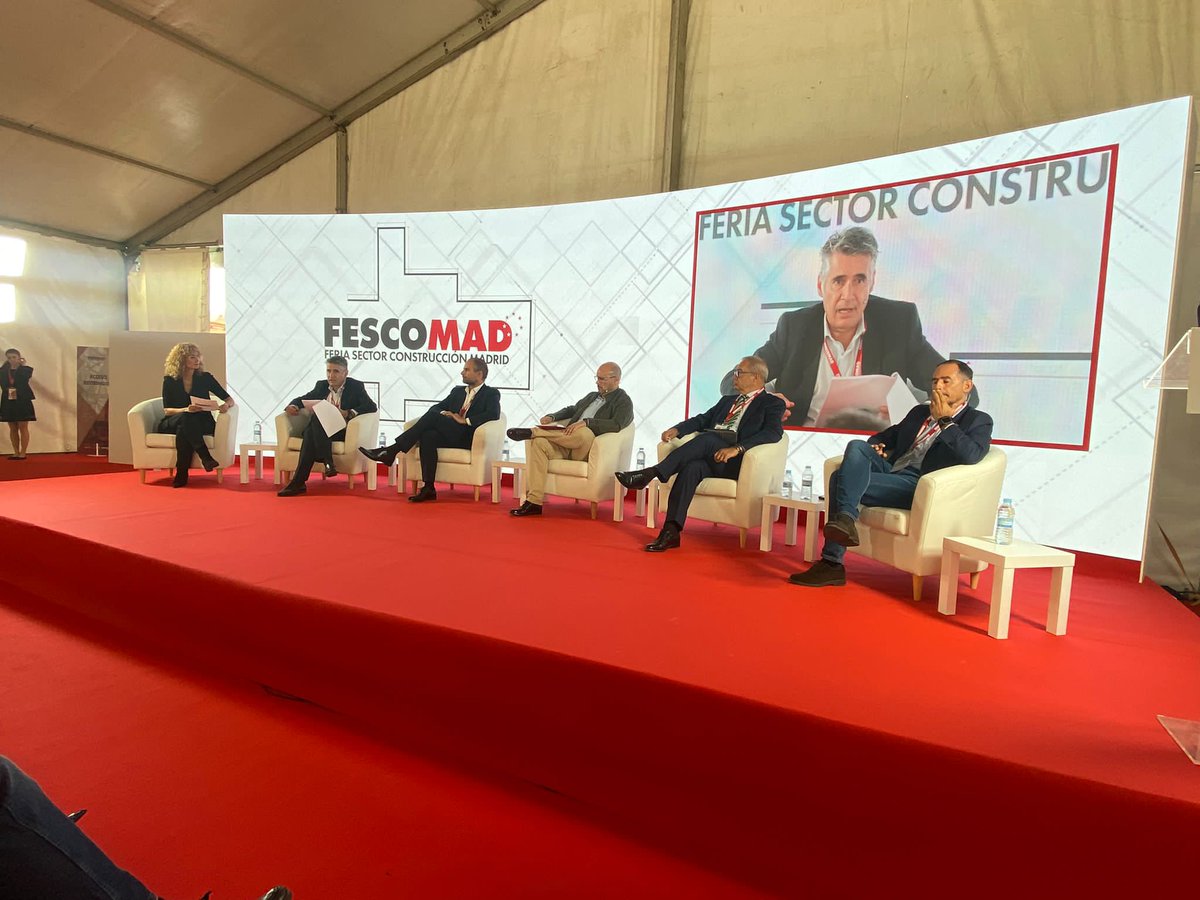 FLCconstruccion's tweet photo. 🗨Comienzan las mesas de expertos de #FESCOMAD, hablando sobre #TransformaciónDigital. 
🙎‍♀️De moderadora nuestra Directora de Comunicación, Transformación Digital y Alianzas @Laura_Castela
#EresLoQueConstruyes https://t.co/C7pVIXjYDx