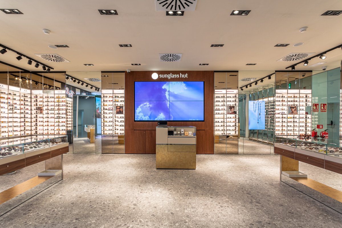 espace_blanc's tweet photo. ¡Nuevo trabajo terminado!
En Espace Blanc estamos muy orgullosos de haber finalizado la reforma para la tienda de Sunglass Hut en el Aeropuerto de Sevilla, agradeciendo a la firma su confianza en nosotros.
#comercio #retail #tienda #reforma #exito #espaceblanc  #clientes https://t.co/dpQawZHoh8