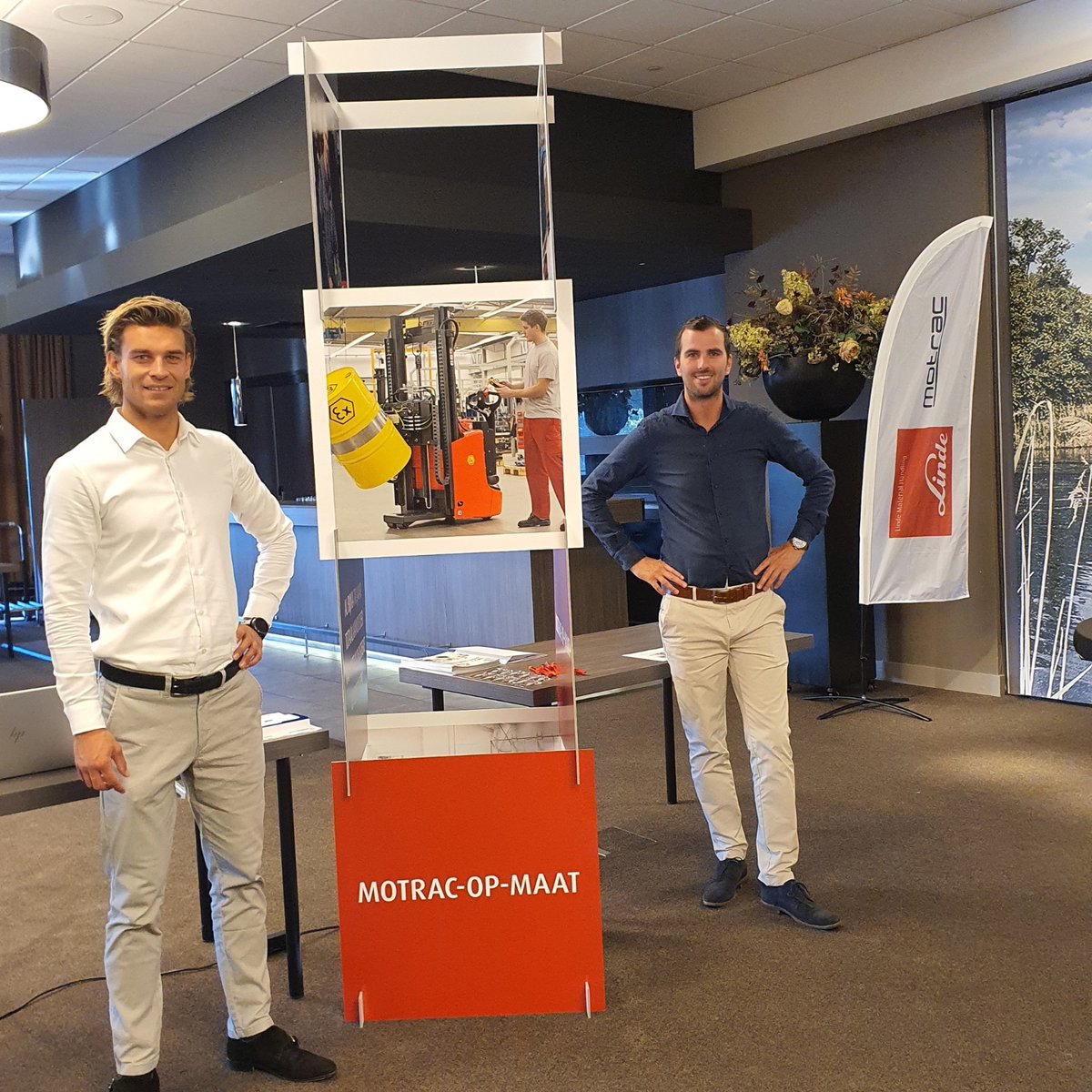 MotracNL's tweet photo. 𝗩𝗮𝗻𝗱𝗮𝗮𝗴 𝘀𝘁𝗮𝗮𝗻 𝘄𝗶𝗷 𝗼𝗽 𝗱𝗲 𝗖𝗵𝗲𝗺𝗶𝗲𝗯𝗲𝘂𝗿𝘀.
Clark en Melvin staan klaar om geïnteresseerden te informeren over de Linde ATEX trucks en veiligheidsoplossingen. https://t.co/lyyDPAHfVj