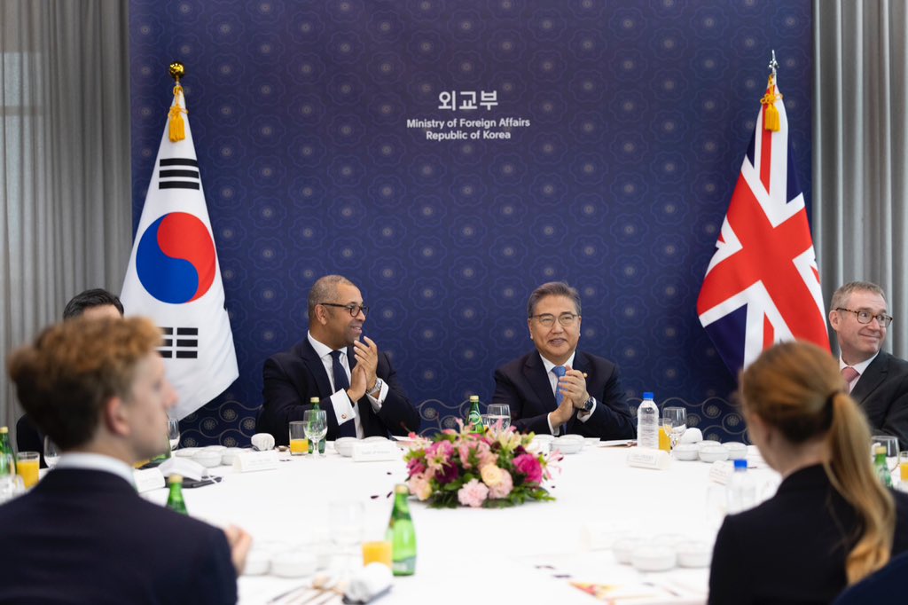 A pleasure to meet Foreign Minister Park Jin to conduct the 7th ROK-UK High Level Strategic Dialogue. 

The 🇬🇧🇰🇷 bilateral framework will deliver even closer economic and security ties, contributing to global prosperity, peace and security.

<a href="/FMParkJin/">FM ParkJin</a> <a href="/mofa_kr/">대한민국 외교부 MOFA_KR</a> <a href="/UkinKorea/">UK in Korea🇬🇧🇰🇷</a>