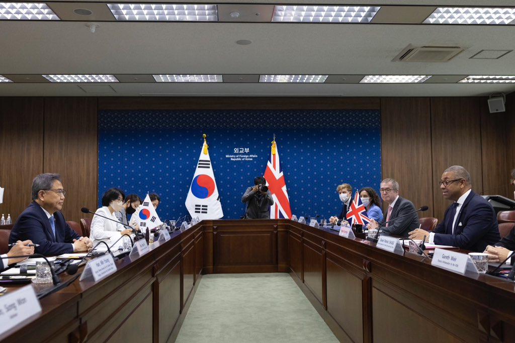 JamesCleverly's tweet photo. A pleasure to meet Foreign Minister Park Jin to conduct the 7th ROK-UK High Level Strategic Dialogue. 

The 🇬🇧🇰🇷 bilateral framework will deliver even closer economic and security ties, contributing to global prosperity, peace and security.

@FMParkJin @mofa_kr @UkinKorea https://t.co/vKE0wRtjEl