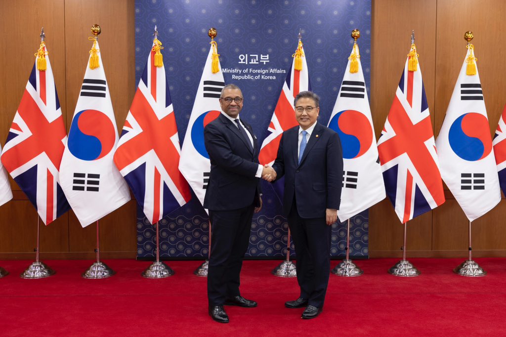 JamesCleverly's tweet photo. A pleasure to meet Foreign Minister Park Jin to conduct the 7th ROK-UK High Level Strategic Dialogue. 

The 🇬🇧🇰🇷 bilateral framework will deliver even closer economic and security ties, contributing to global prosperity, peace and security.

@FMParkJin @mofa_kr @UkinKorea https://t.co/vKE0wRtjEl
