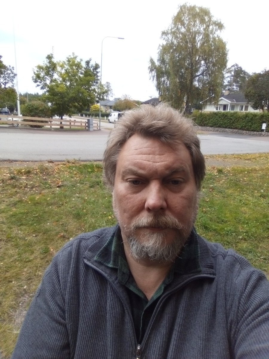 MorganMagnusso8's tweet image. I dag är det en riktigt blåsigt dag och regnet hänger i luften 🌩️⚡☔🤔. blir lite trött på att det ska ta så himla lång tid när man planterar burkar och flaskor när man ber att få det på kontot nu har det gått en vecka och ingen överföring 😡☹️. dåligt faktiskt 😡