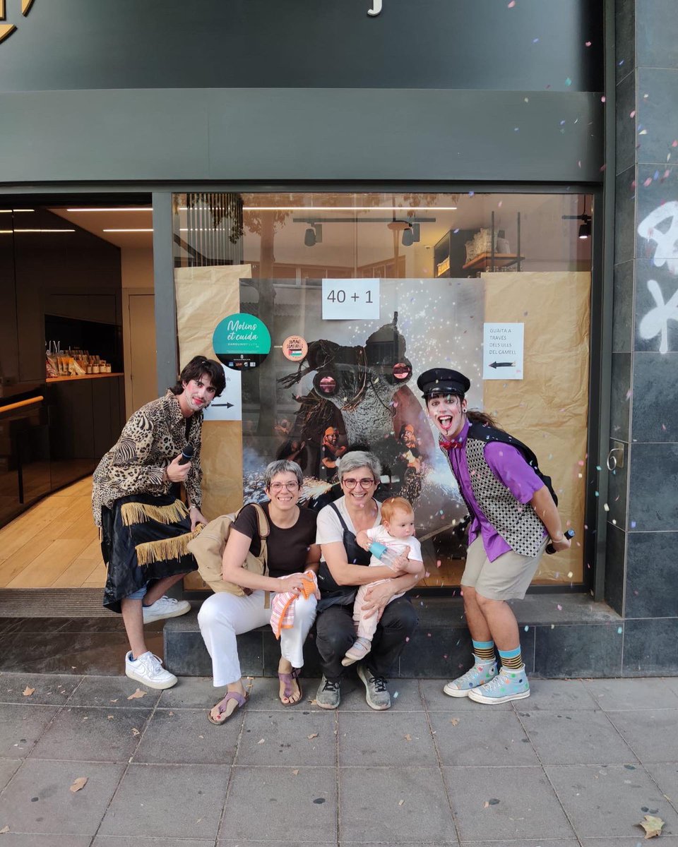 Una mostra dels Aparadors guarnits pel concurs d’aparadors!!!

Una cercavila on comerciants ho van donar tot!!

Ens vas veure???

#molinsderei #concursaparadors #Fmmolins2022

<a href="/mdrcentrecomerc/">Molins de Rei Centre de Comerç</a> <a href="/AjMolinsdeRei/">Ajuntament de Molins de Rei</a>