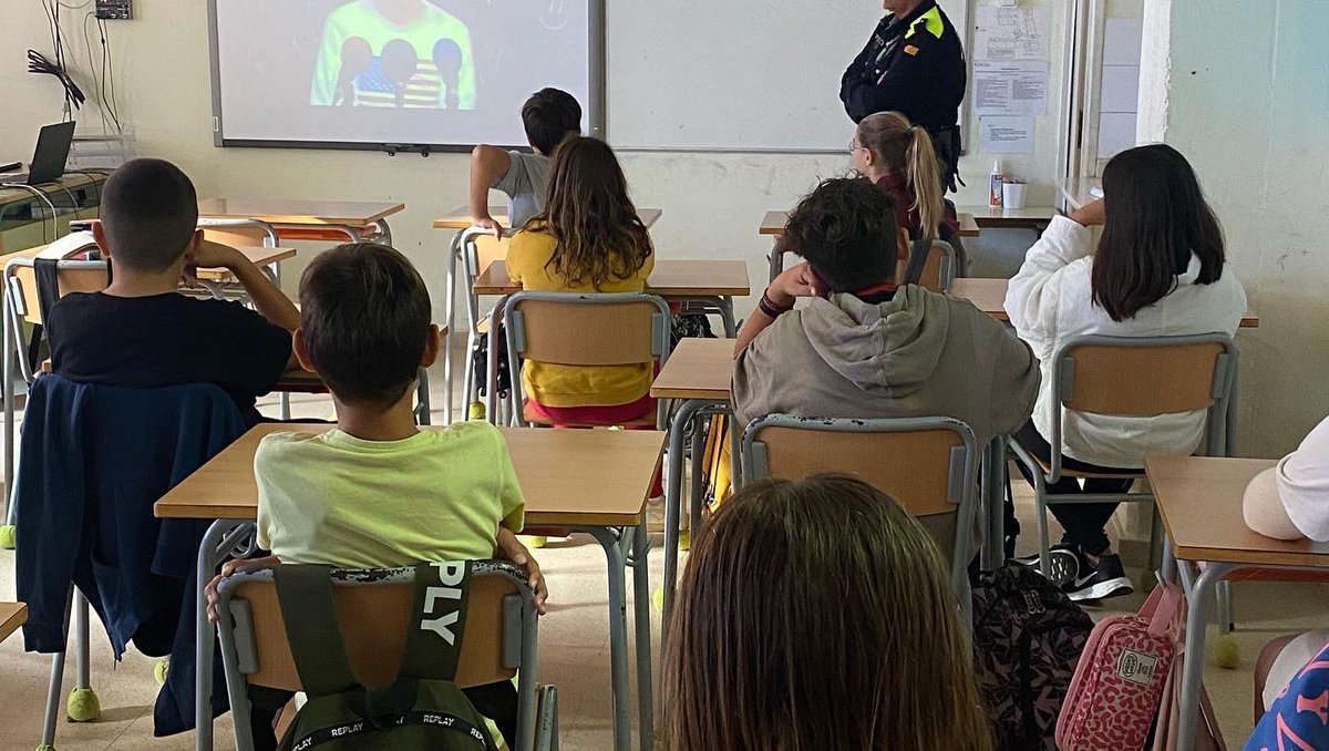 FerreriesPalafo's tweet photo. Avui l’alumnat de 6è ha rebut una xerrada per part de @mossoscatalunya i la col·laboració de @PlfPolicia sobre #internetsegura. Moltes gràcies pel vostre treball perquè segur que avui el nostre alumnat aprendran moltes coses que no sabien i que començaran a aplicar. https://t.co/cdqDW45j78