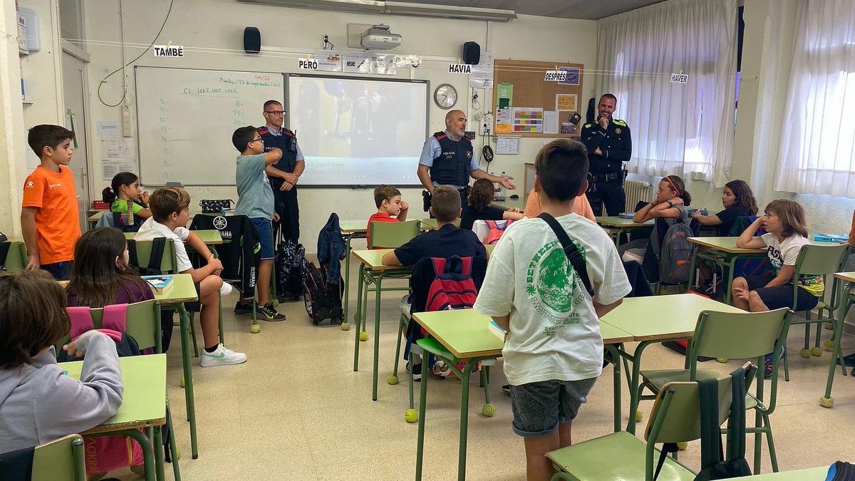 FerreriesPalafo's tweet photo. Avui l’alumnat de 6è ha rebut una xerrada per part de @mossoscatalunya i la col·laboració de @PlfPolicia sobre #internetsegura. Moltes gràcies pel vostre treball perquè segur que avui el nostre alumnat aprendran moltes coses que no sabien i que començaran a aplicar. https://t.co/cdqDW45j78