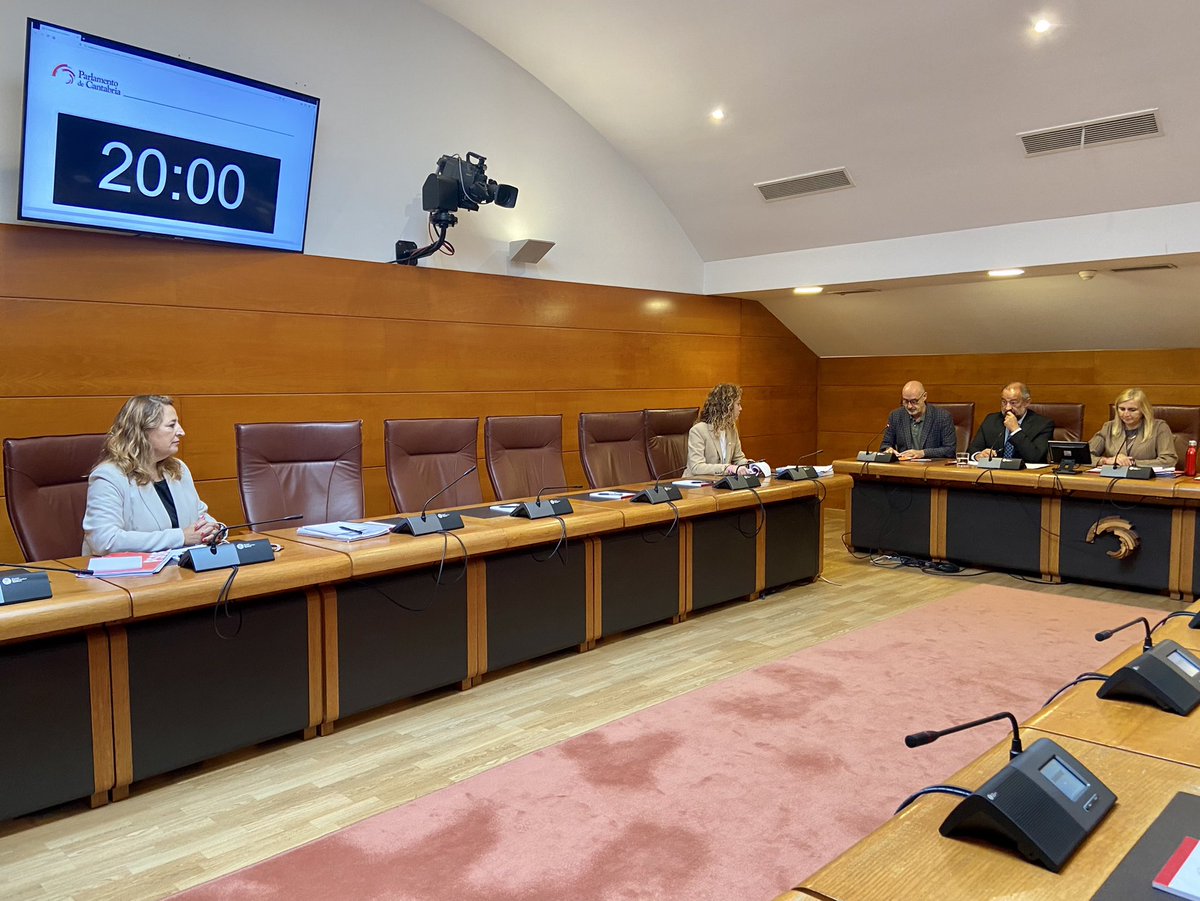 PSOECantabria's tweet photo. 🏛Retomamos la #LeyDeCiencia en @parlacan con más comparecencias de Universidades, Igualdad, Cultura y Deporte.

🔬En esta ocasión, @NoeliaCoboP y @YAlgorri atienden a José Julián Garde López-Brea; presidente de CRUE I+D+i y rector de @uclm_es, quien informa sobre el Proyecto. https://t.co/4HkYZKvDSx