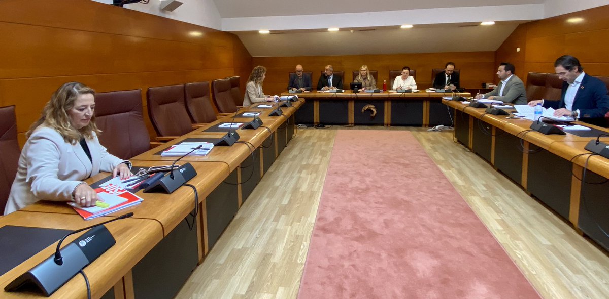 PSOECantabria's tweet photo. 🏛Retomamos la #LeyDeCiencia en @parlacan con más comparecencias de Universidades, Igualdad, Cultura y Deporte.

🔬En esta ocasión, @NoeliaCoboP y @YAlgorri atienden a José Julián Garde López-Brea; presidente de CRUE I+D+i y rector de @uclm_es, quien informa sobre el Proyecto. https://t.co/4HkYZKvDSx