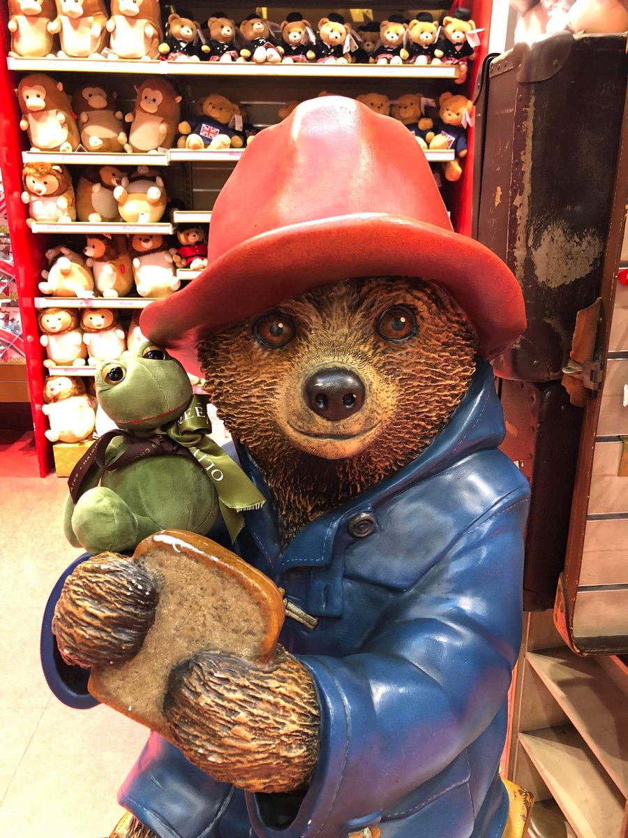 AlfredFrog's tweet photo. I am in London and FOUND THE BESTIE @paddingtonbear https://t.co/tezq2x1HSZ