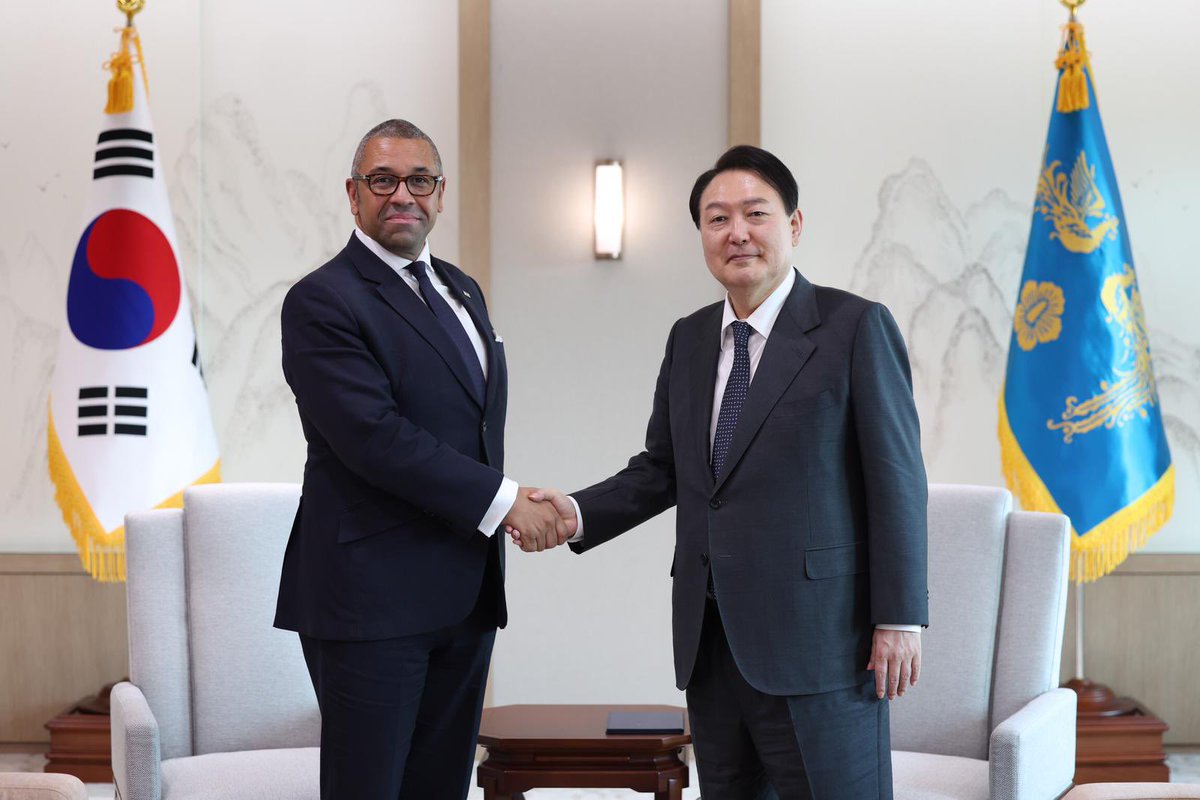 Thank you to President Yoon @President_KR for a warm and substantial discussion today with UK Foreign Secretary <a href="/JamesCleverly/">James Cleverly🇬🇧</a>. 오늘 윤석열 대통령님은 클레벌리 영국 외무부장관과 국제 정세 및 양국간의 협력을 논의 하셨습니다.
