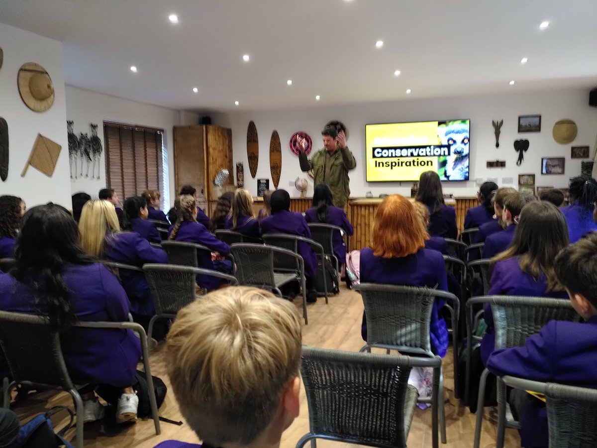 CDSHumanities's tweet image. Our first group of year 8 students have arrived @CassioburyFarm. Looking forward to a packed day of geography activity ahead!