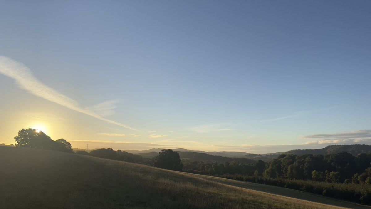 lambswickapple's tweet photo. Glorious morning walk with @MLambswick and @hilarywetherell over the tops in the #TemeValley https://t.co/4eEP87HrXk