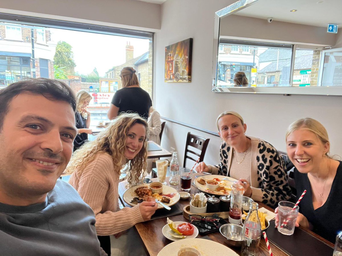 Team and candidate lunch 🥪🍟🍳

We were cold in the office yesterday so we took a spontaneous lunch to warm up our bellies 🥶

It was lovely to be joined by one of our candidates Melissa Hunt 😊

#lunch #teamlunch #cold #spontaneous #candidate #recruitment #recruiting